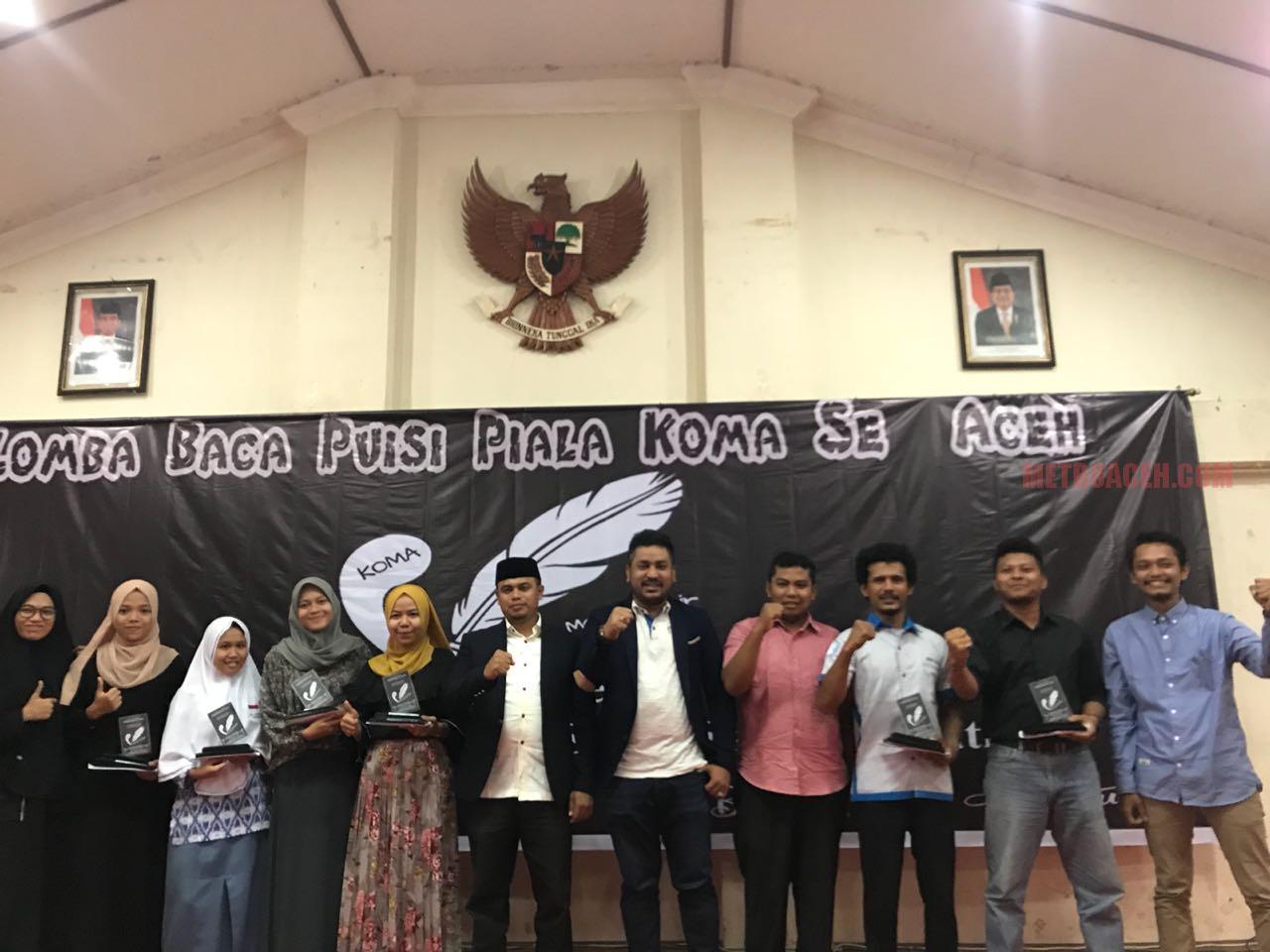 Para juara lomba baca puisi se Aceh,  berpose bersama tokoh muda Bireuen, Zulfikar Apayub yang juga kader Partai Demokrat.