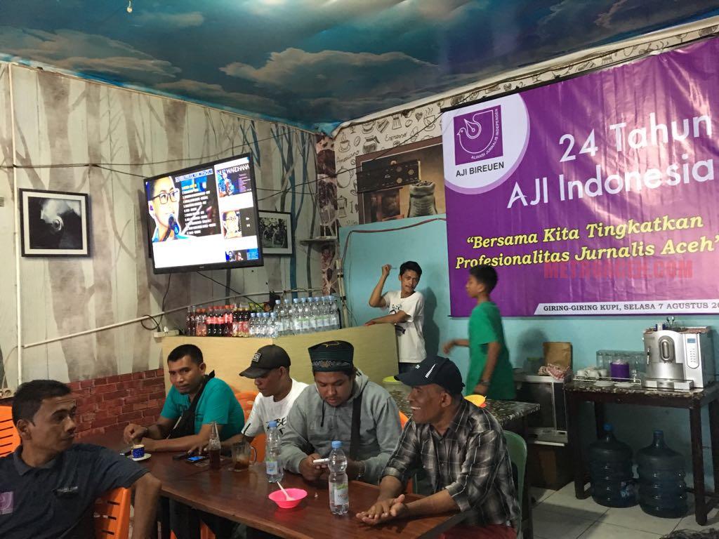 Sejumlah pekerja media dari AJI Bireuen dan beberapa organisasi pers lain di wilayah itu, menghadiri syukuran HUT AJI Indonesia di Giring-giring Kupi, Kota Bireuen, Selasa (7/8)