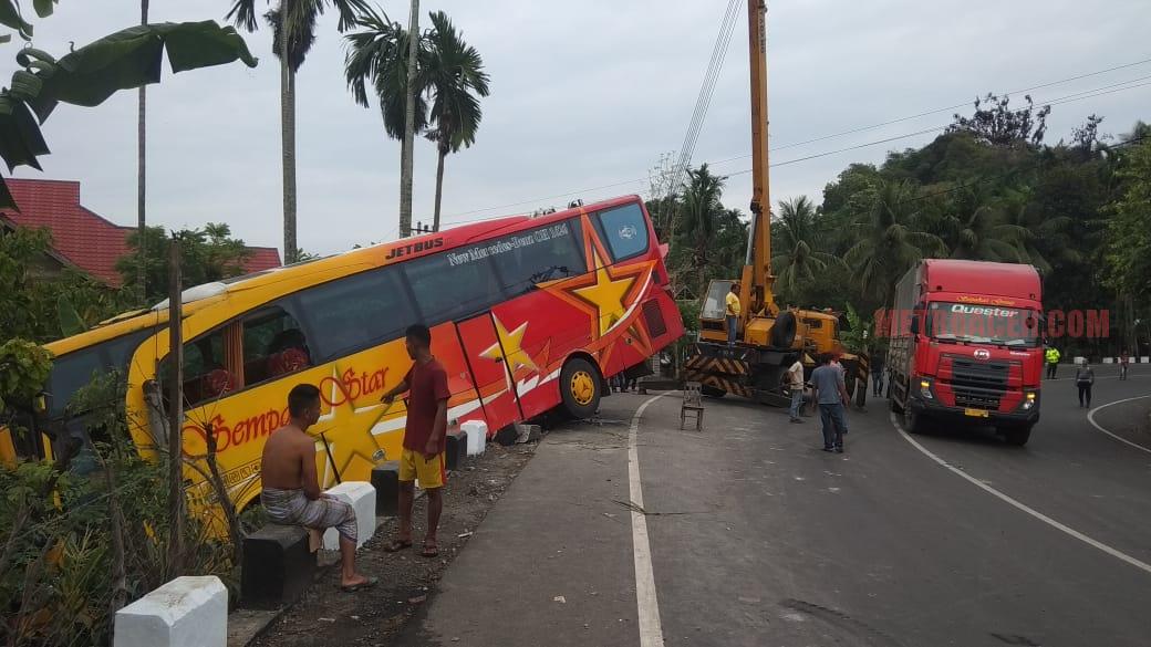 Bus Simpati Star yang terjungkal di Desa Blang Kubu, Kecamatan Peudada, Rabu (22/8) dini hari sedang diderek.