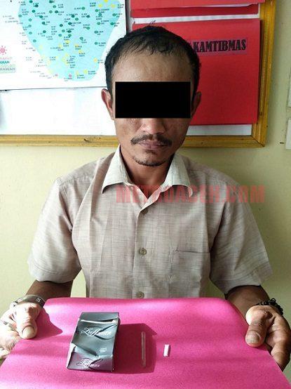 ZF tersangka pelaku mesum yang diciduk warga bersama aparat kepolisian sektor Padang Tiji, memperlihatkan barang bukti satu paket sabu saat ekpose, Senin (17/9).(Amir Sagita/Sigli)