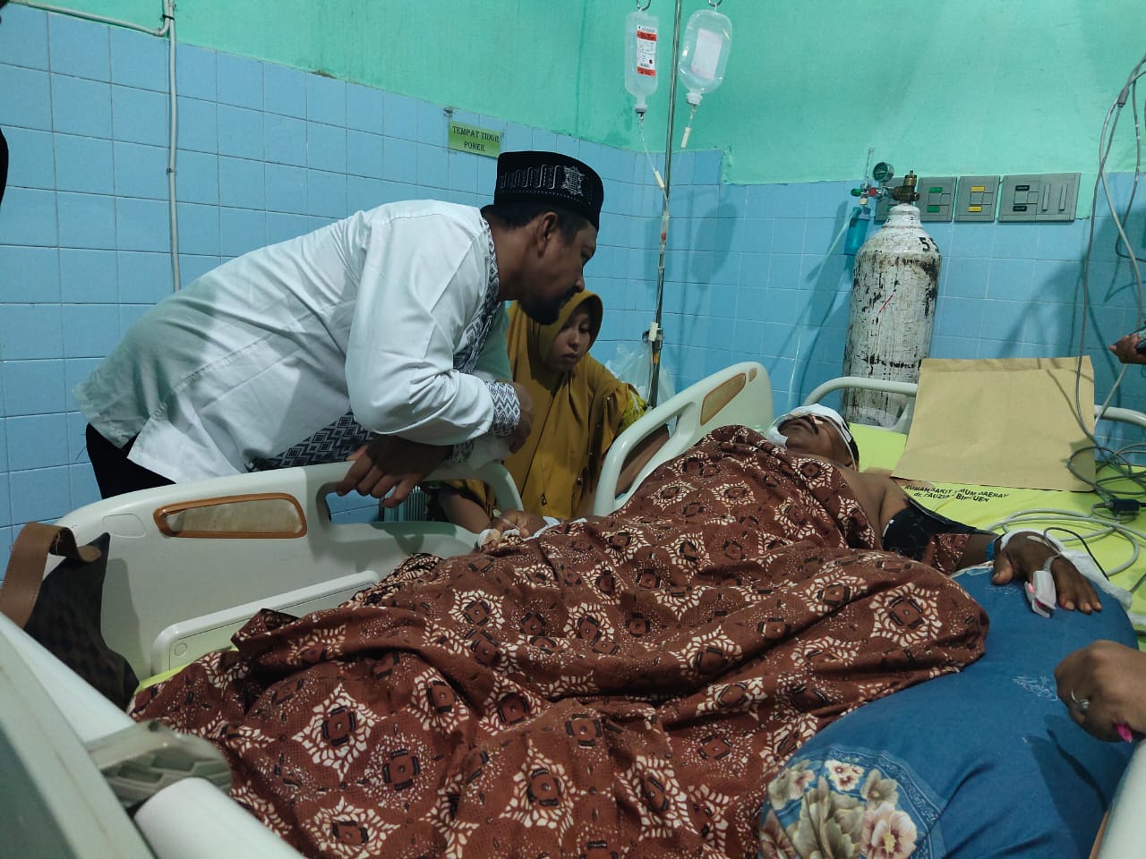 Ustad Fadhil Rahmi Lc, anggota DPD RI asal Aceh, menjenguk petugas Damkar yang menjadi korban lakalantas, saat dirawat intensif di ICU RSU d Fauziah Bireuen.