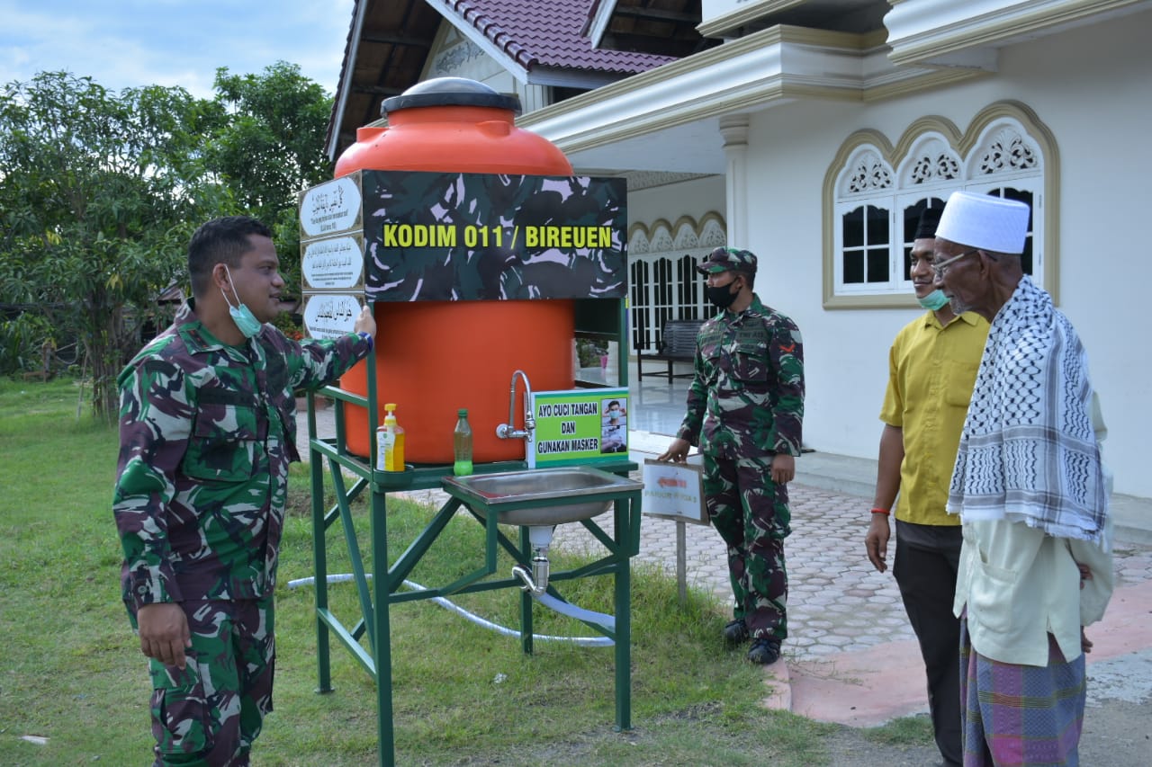 Dandim 0111/Bireuen, Letkol Inf Zainal Abidin Rambe didampingi Yufaidir SE, bersama Abu Tumin usai pemasangan wastafel portabel di kediaman ulama Aceh kharismatik itu, Rabu (29/4).
