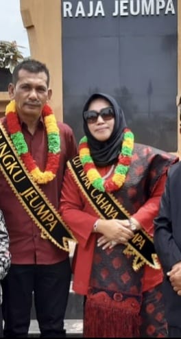 Rizayati saat dinobatkan sebagai Cut Nyak Cahaya Jeumpa dan suaminya bergelar Teungku Jeumpa.