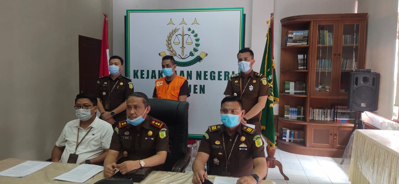 Kajari Bireuen, M Junaedi SH MH menyampaikan press rilis di aula kejaksaan terkait penangkapan buronan tindak pidana penganiayaan, Senin (18/1).