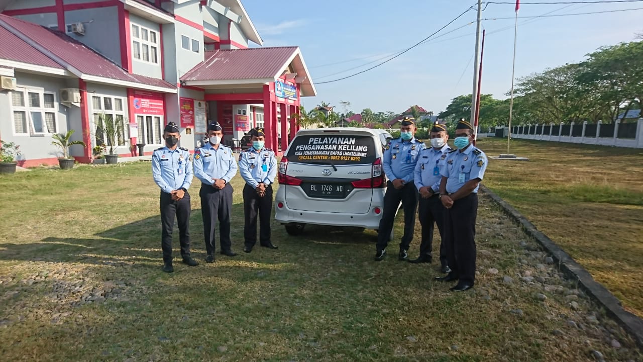 Petugas Bapas Kelas II di halaman kantor Satker Kanwil Kemenkum HAM Aceh, di kawasan Desa Ulee Blang Mane, Peuntuet, Kecamatan Blang Mangat Kota Lhokseumawe