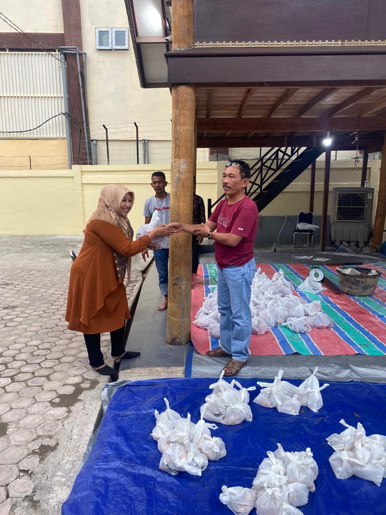 Kajari Bireuen, Mangantar Siregar SH menyerahkan secara simbolis bantuan paket qurban, Selasa (20/7)