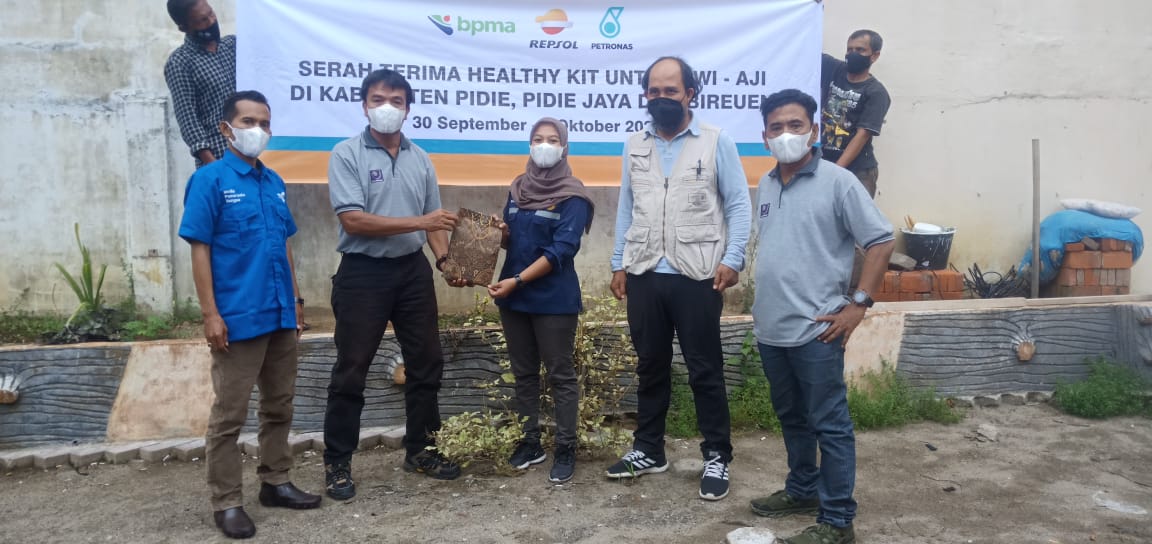 Sekretaris AJI Bireuen, Jalimin menerima Healthy Kit, di Cawan Kupi, Kamis (30/9).