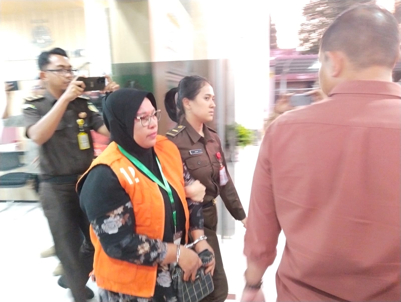 SM salah satu tersangka saat digiring petugas Kejari Bireuen, ke mobil tahanan guna dibawa ke Rutan Kelas II B Bireuen, Selasa (19/7) sore.