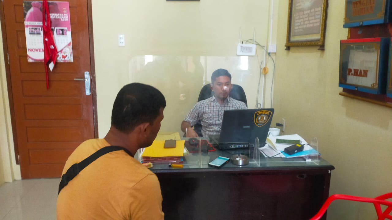 Terlapor TS dimintai keterangan oleh penyidik Satreskrim Polres Bireuen, Kamis (22/9) akibat postingannya di Tiktok yang menyerang pribadi Ketua DPRK Bireuen.