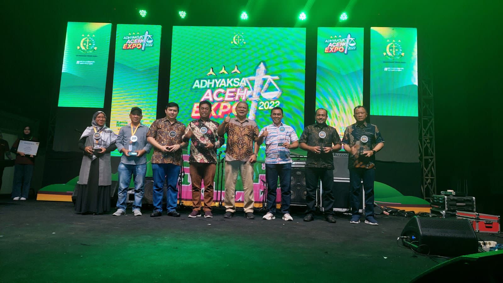 Kajari Bireuen, Mohammad Farid Rumdhana SH bersama sejumlah perwakilan pemenang Stand Terbaik Adhyaksa Aceh Expo 2022, menerima penghargaan si malam penutupan even tersebut, Minggu (11/12) malam.