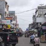 Suasana ruas jalan Ramai Kota Bireuen, Selasa (13/1) sore.