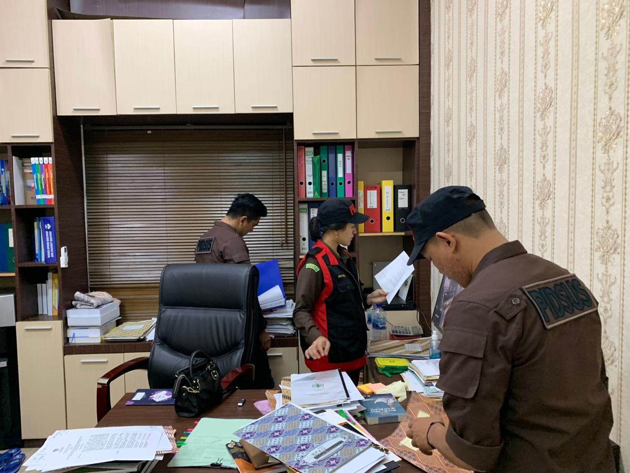 Tim penyidik Kejaksaan Negeri Bireuen, saat melakukan penggeledahan beberapa waktu lalu. (foto :ist)