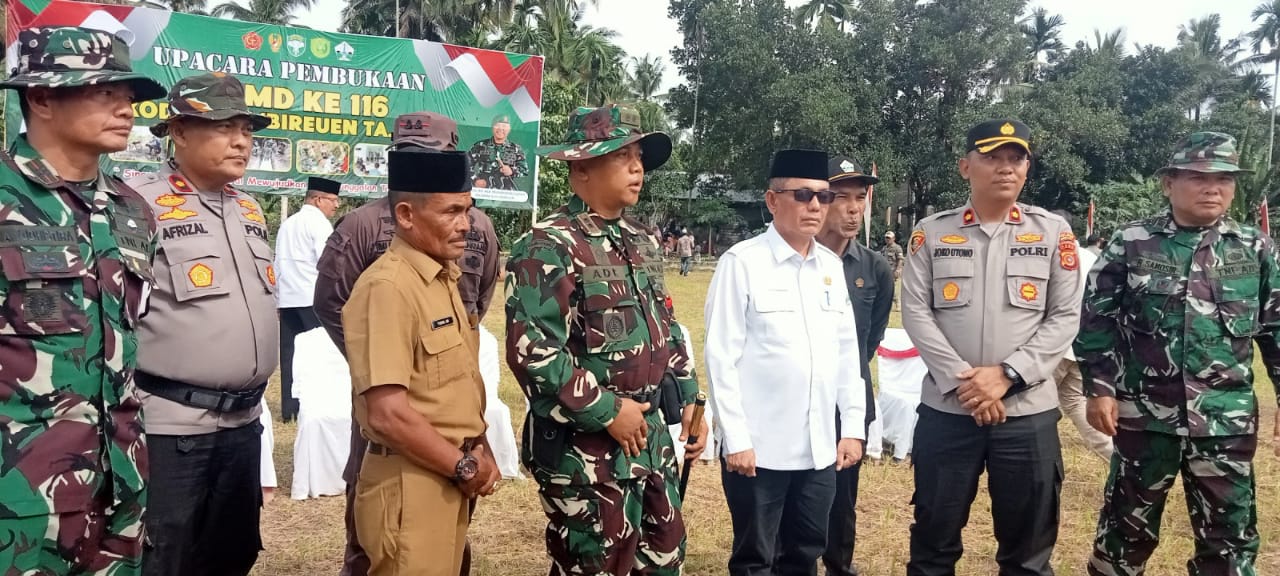 Keuchik Salahsirong, Yusri (kemeja coklat) bersama Ketua DPRK Bireuen dan Sekdakab serta perwira TNI/Polri dalam prosesi pembukaan TMMD ke 116, Rabu (10/5).