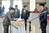 Andri Nourman menandatangani berita acara usai pelantikannya sebagai Sekda Kota Sabang