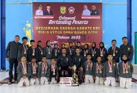 Atlit Karate Bireuen foto bersama usai menerima medali dan menjadi juara II pada Kejurda Karate KKI Piala Ketua DPRK Banda Aceh, Minggu (2611)