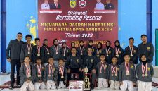 Atlit Karate Bireuen foto bersama usai menerima medali dan menjadi juara II pada Kejurda Karate KKI Piala Ketua DPRK Banda Aceh, Minggu (2611)
