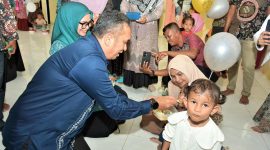 Pj Walikota Sabang, Reza Fahlevi memberikan makanan kepada salah satu anak