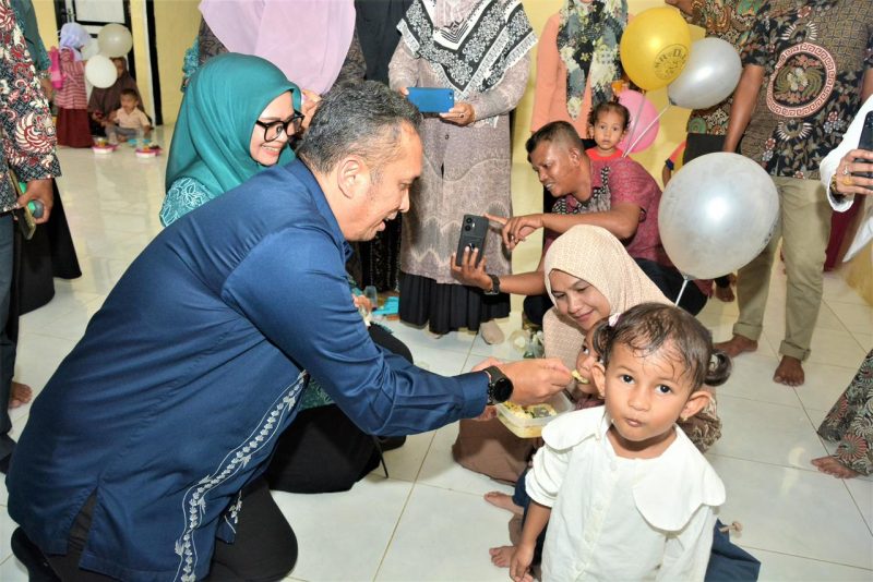 Pj Walikota Sabang, Reza Fahlevi memberikan makanan kepada salah satu anak