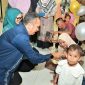 Pj Walikota Sabang, Reza Fahlevi memberikan makanan kepada salah satu anak