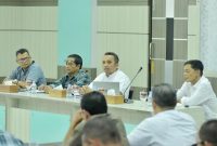 Pj Walikota Sabang, Reza Fahlevi memimpin rapat