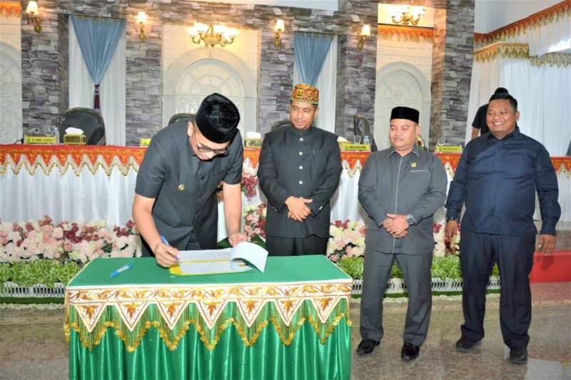 Pj Walikota Sabang, Reza Fahlevi menandatangani berita acara Rancangan Qanun Kota Sabang Tentang Perubahan APBK Sabang Tahun Anggaran 2023