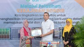 Pj Walikota Sabang, Reza Fahlevi menerima sertifikat penghargaan atas kerjasama yang terjalin baik selama ini