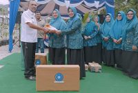 TP PKK Kota Sabang memberikan hadiah kepada Gampong Balohan