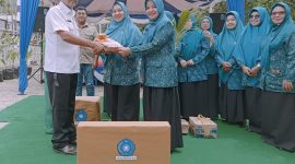 TP PKK Kota Sabang memberikan hadiah kepada Gampong Balohan
