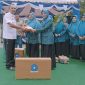 TP PKK Kota Sabang memberikan hadiah kepada Gampong Balohan