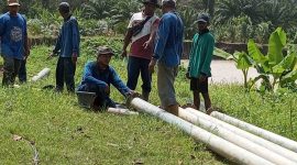 Sejumlah petugas PDAM sedang memasang pipa darurat di pedalaman Kecamatan Peudada, Sabtu (27/1)