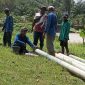 Sejumlah petugas PDAM sedang memasang pipa darurat di pedalaman Kecamatan Peudada, Sabtu (27/1)