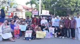 Sejumlah warga yang tergabung dalam Gerakan Masyarakat Bireuen (GMB) tolak politik uang, di alun-alun Kota Bireuen, Minggu (4/2)