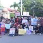 Sejumlah warga yang tergabung dalam Gerakan Masyarakat Bireuen (GMB) tolak politik uang, di alun-alun Kota Bireuen, Minggu (4/2)