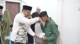 H Mukhlis menyerahkan santunan anak yatim