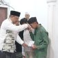 H Mukhlis menyerahkan santunan anak yatim