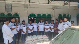 Anggota MTC Ina Bireuen saat menyalurkan bantuan di Panti Asuhan Muhammadiyah Geurugok, Minggu (24/3)