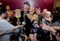 Menteri Pariwisata dan Ekonomi Kreatif, Sandiaga Salahuddin Uno, di Sasono Langen Budoyo, Taman Mini Indonesia Indah (TMII), Jakarta saat diwawancarai awak media.