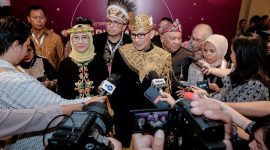 Menteri Pariwisata dan Ekonomi Kreatif, Sandiaga Salahuddin Uno, di Sasono Langen Budoyo, Taman Mini Indonesia Indah (TMII), Jakarta saat diwawancarai awak media.