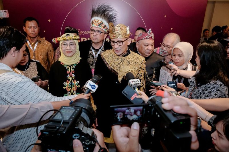 Menteri Pariwisata dan Ekonomi Kreatif, Sandiaga Salahuddin Uno, di Sasono Langen Budoyo, Taman Mini Indonesia Indah (TMII), Jakarta saat diwawancarai awak media.