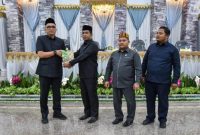 Ketua DPRK Sabang memberikan Rekomendasi DPRK Sabang Terhadap Laporan Keterangan Pertanggungjawaban (LKPJ) Wali Kota Sabang (Dok.Humas DPRK Sabang)