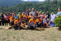 Para peserta Pacu Jalo foto bersama wisatawan mancanegara