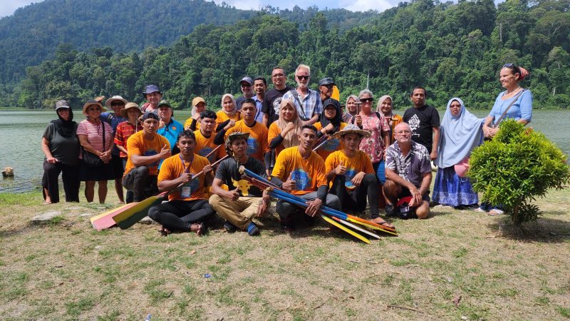 Para peserta Pacu Jalo foto bersama wisatawan mancanegara