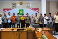 Foto bersama setelah rapat pembahasan di DPRK Sabang