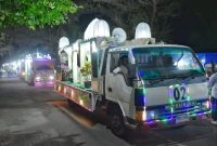 Berbagai kendaraan mobil pick up dihiasi dengan berbagai bentuk kubah mengikuti lomba pawai takbir mewakili gampong masing-masing