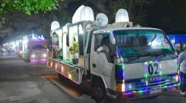 Berbagai kendaraan mobil pick up dihiasi dengan berbagai bentuk kubah mengikuti lomba pawai takbir mewakili gampong masing-masing