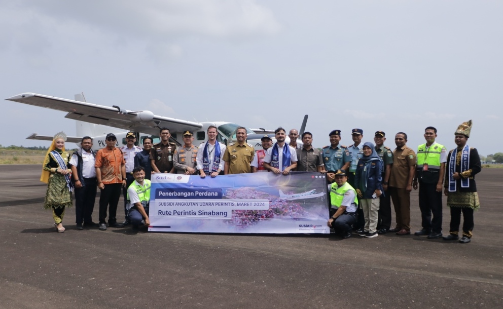 Penerbangan perdana Maskapai Susi Air foto bersama Forkopimda Sabang, (16/4).