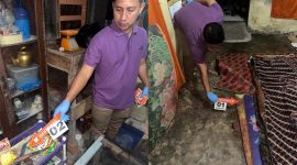 Salah seorang tim Identifikasi Polres Bireuen melakukan olah TKP