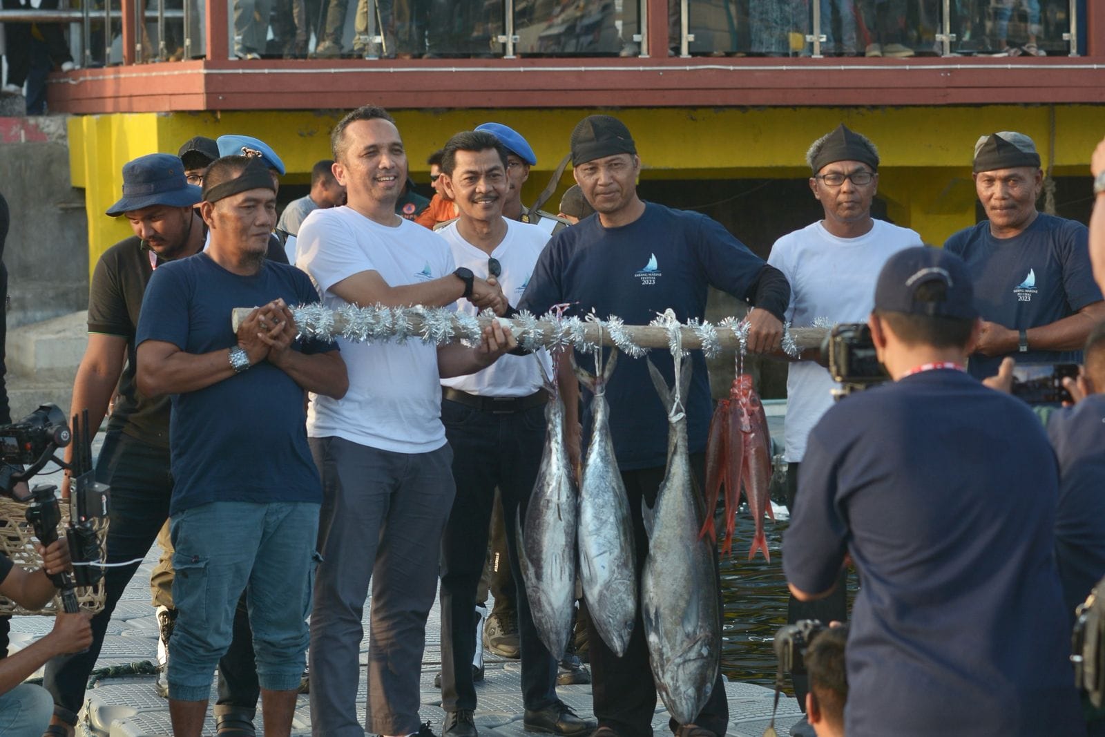 Pj Wali Kota Sabang Reza Fahlevi bersama nelayan menunjukan hasil tangkap nelayan untuk persiapan SMF 2024