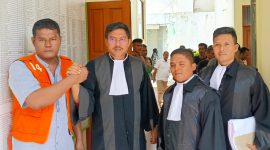 Hazli bin Sulaiman (41) bersama tim kuasa hukum, keluar dari ruang sidang Pengadilan Negeri Bireuen, Rabu (8/5).