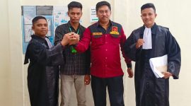 Rezatul Ikbal (21) bersama tim kuasa hukum, usai divonis bebas oleh majelis hakim PN Bireuen, Rabu (8/5)